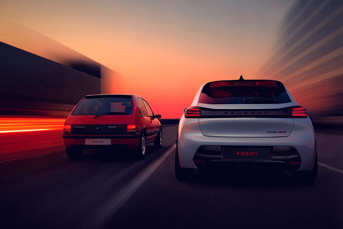 （左から）往年の名車であるプジョー「205 GTi」と新型「E-208 GTi」
