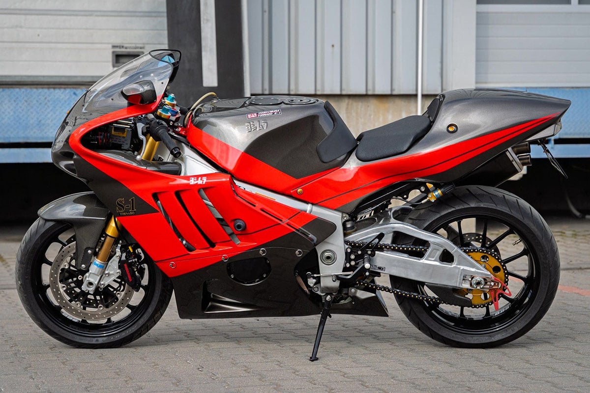 スズキ「GSX-R1000」をベースに、世界最高のストリートスポーツを目指して生み出されたヨシムラ「トルネードS1」（C）Car＆Classic