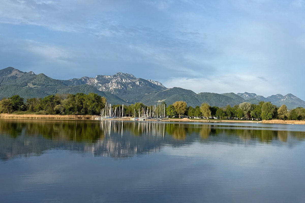 「CHIEMGAUHOF Lakeside Retreat」近くの美しい水辺