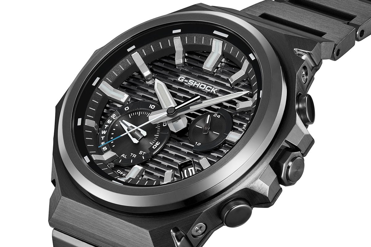 「G-SHOCK」初号機の「DW-5000C」から継承するベゼルデザインやレンガパターン
