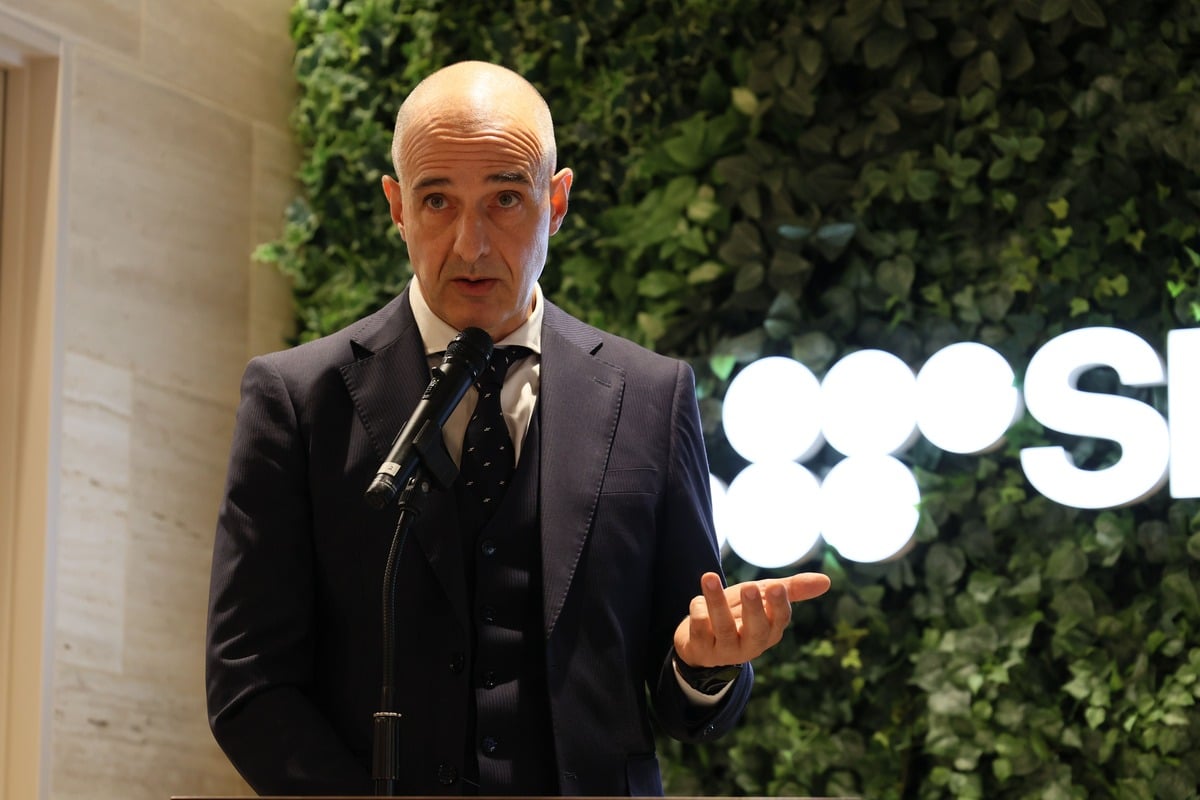 Smeg本社のマネージングディレクター、パオロ・ロマーニ氏。式典では、Smegを「単なる家電メーカーではなく、暮らし方や料理の楽しみ方を提案する文化的ブランド」と位置づけた