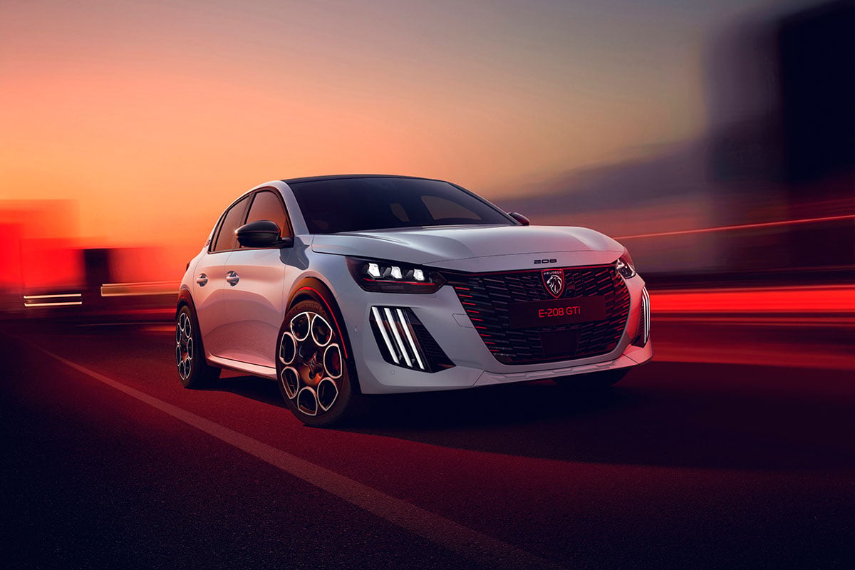 （左から）往年の名車であるプジョー「205 GTi」と新型「E-208 GTi」