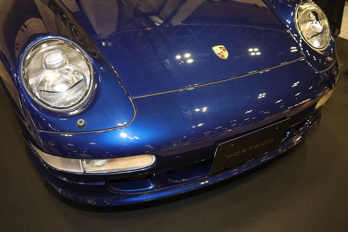 ポルテックが展示した1995年式の“993”型ポルシェ「911カレラ」