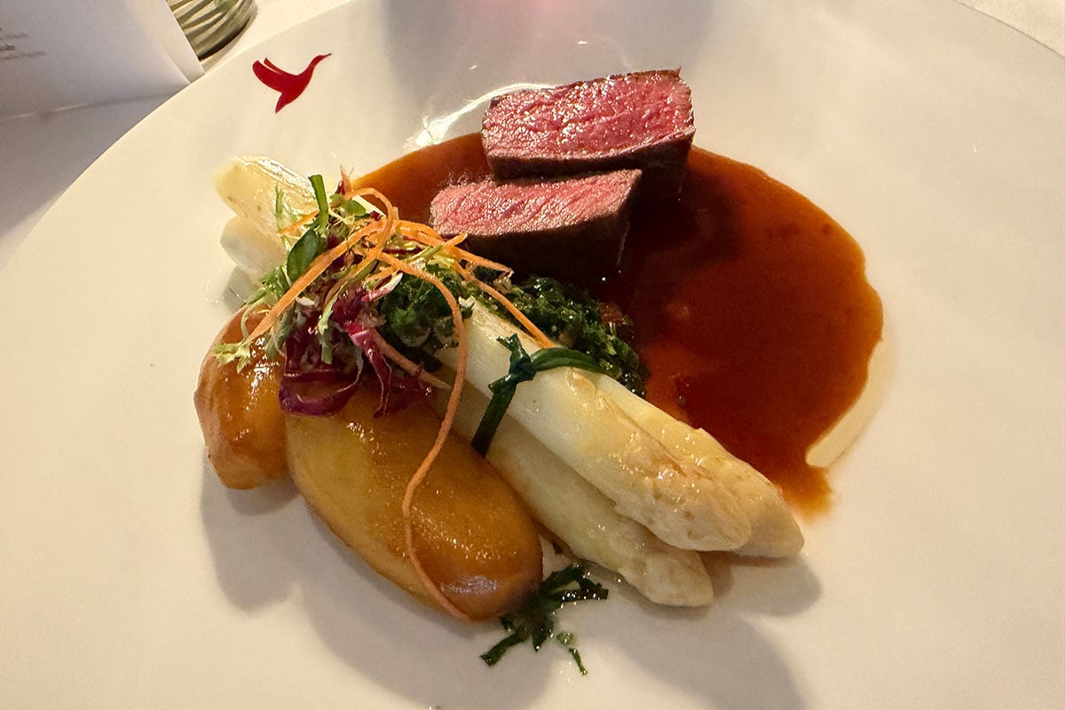 初日はこの季節しか食べることのできないシュパーゲルを食す