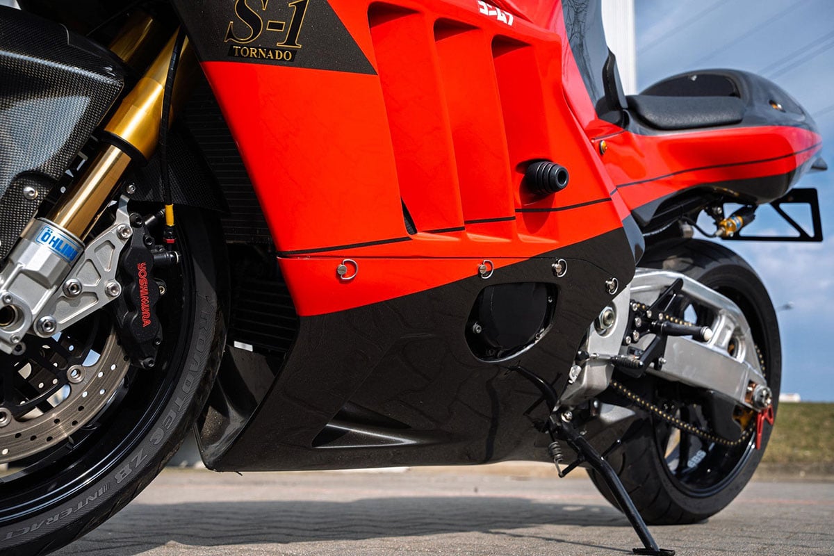 スズキ「GSX-R1000」をベースに、世界最高のストリートスポーツを目指して生み出されたヨシムラ「トルネードS1」（C）Car＆Classic