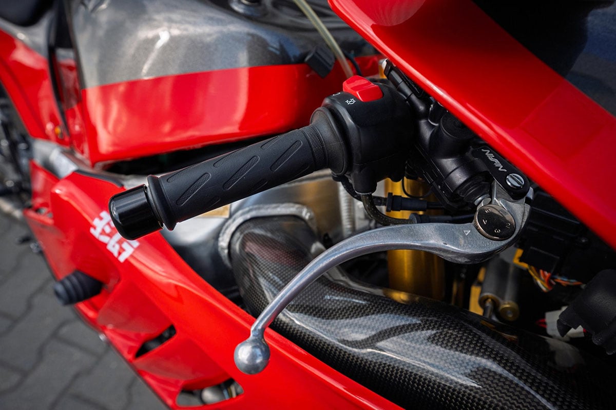 スズキ「GSX-R1000」をベースに、世界最高のストリートスポーツを目指して生み出されたヨシムラ「トルネードS1」（C）Car＆Classic
