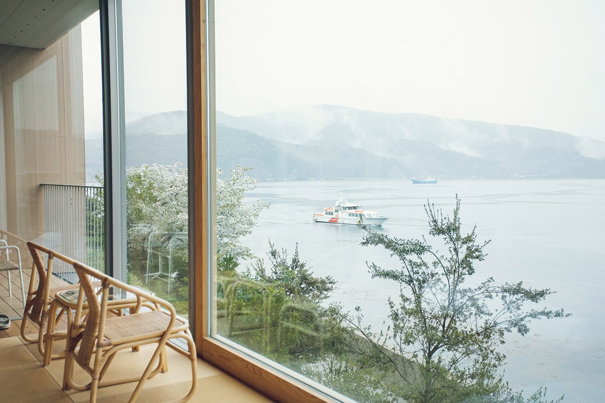 窓辺から眺める島前の海