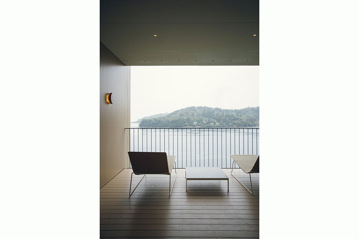島の時間が流れるテラス