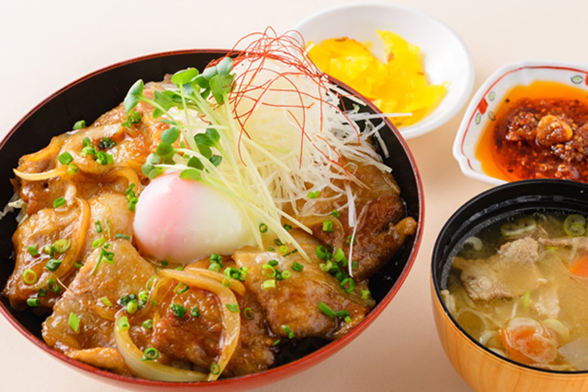 安達太良SA(下り線)の「具沢山ラー油で食べる麓山高原豚のスタミナ豚バラ丼」。価格は1500円