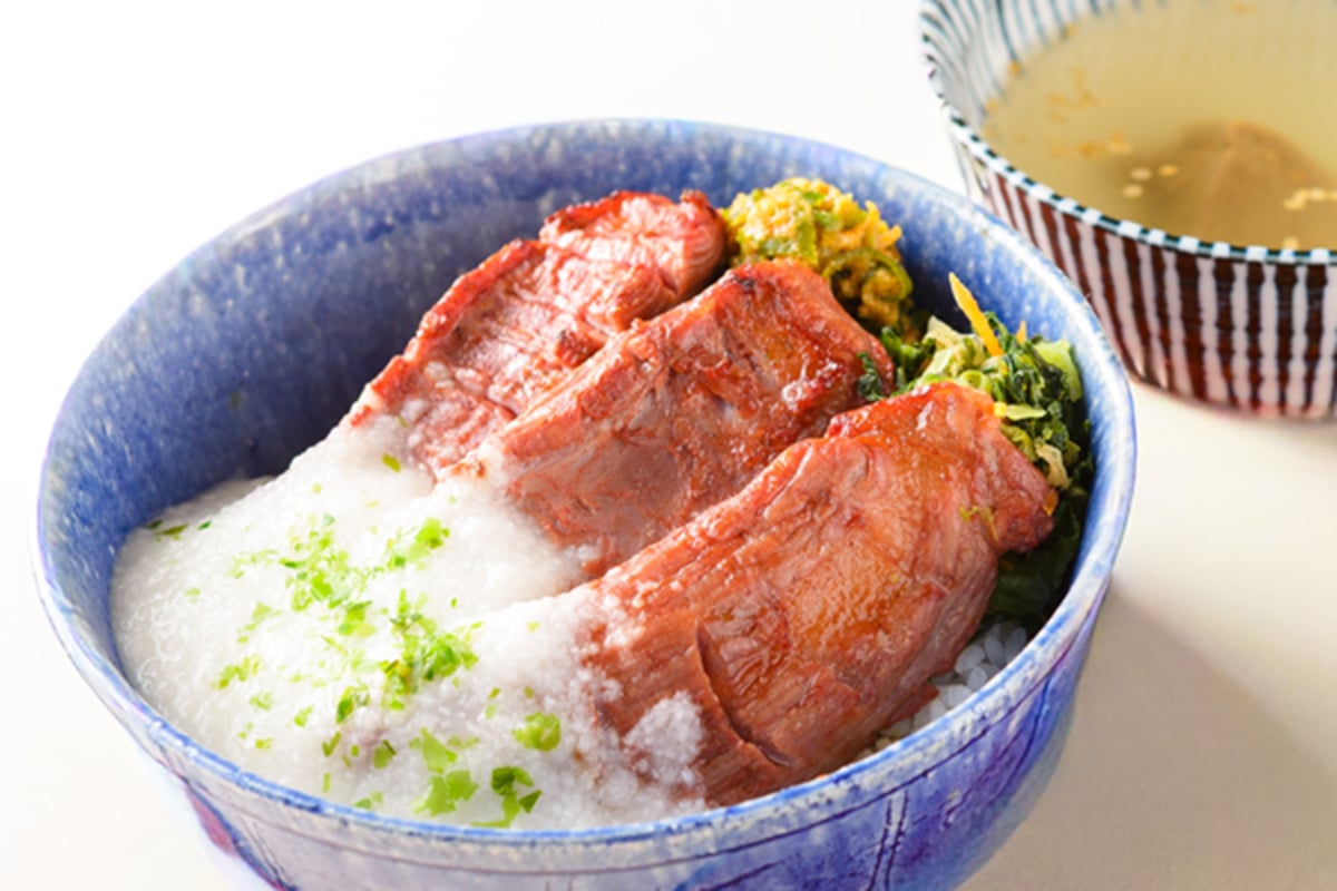 菅生PA（下り線）の「肉厚・牛タンさがりパワー丼」。価格は1500円