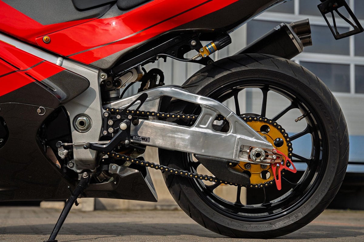 スズキ「GSX-R1000」をベースに、世界最高のストリートスポーツを目指して生み出されたヨシムラ「トルネードS1」（C）Car＆Classic