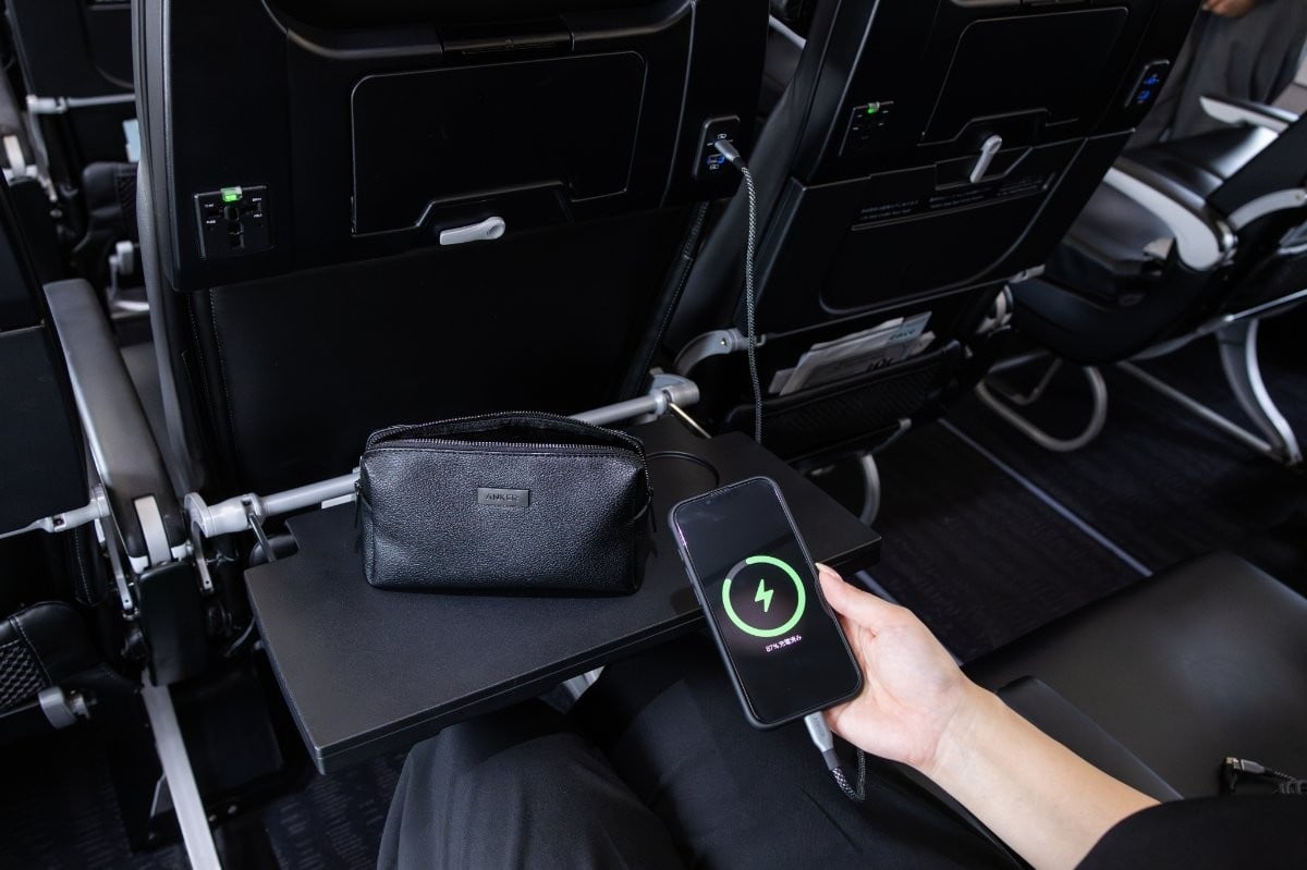 スターフライヤーとの取り組みでは、全路線・全便の機内でAnkerのUSB充電ケーブル貸し出しサービスを開始。モバイルバッテリーや充電アクセサリーは、家庭内だけでなく移動空間の安心にも関わる存在になっている