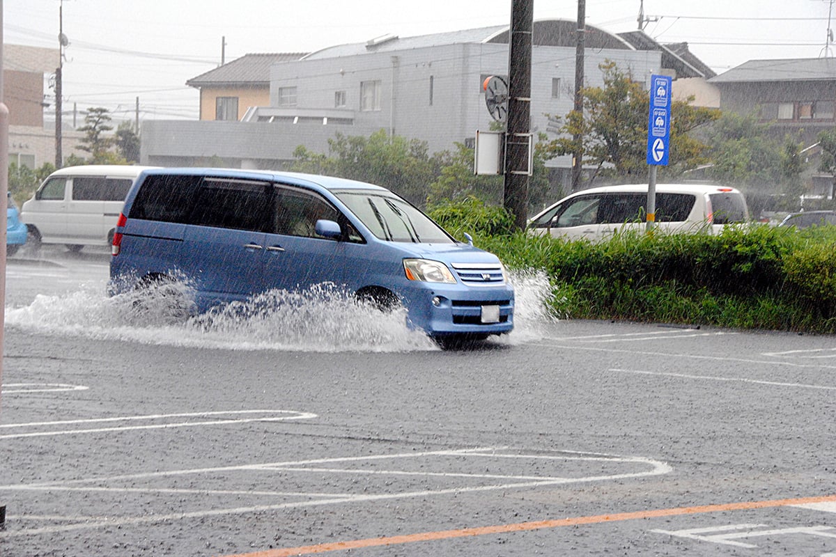 水たまりの手前で時速10キロ程度まで徐行し、思いやりを持った運転を実践することが大切
