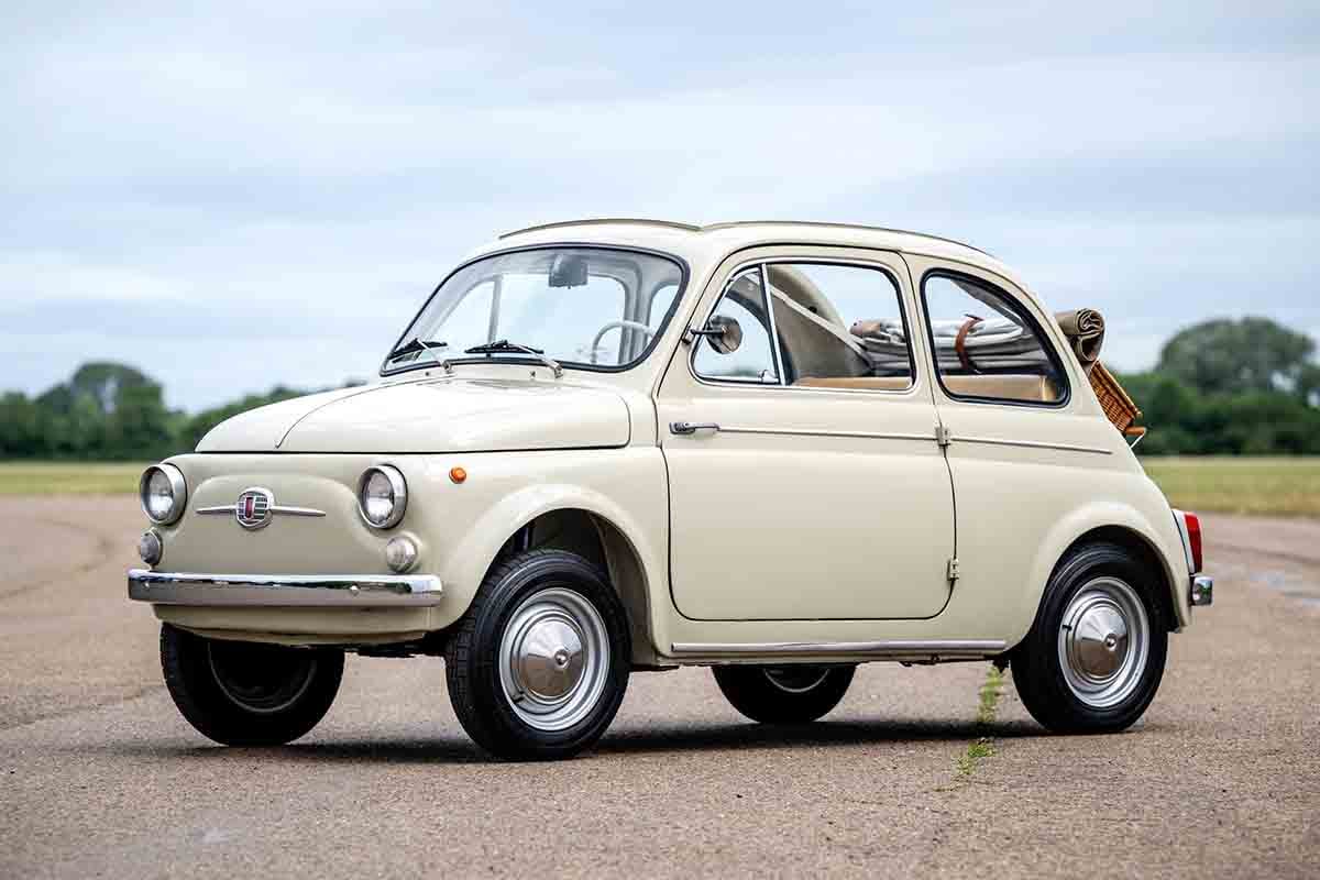オークションに出品予定の1964年式「フィアット500D トラスフォルマービレ」Gerard Brown(c)2026 Courtesy of RM Sotheby's