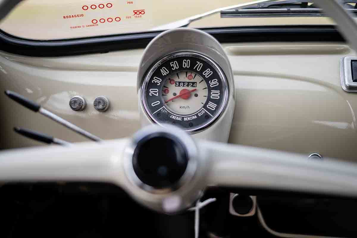 オークションに出品予定の1964年式「フィアット500D トラスフォルマービレ」Gerard Brown(c)2026 Courtesy of RM Sotheby's