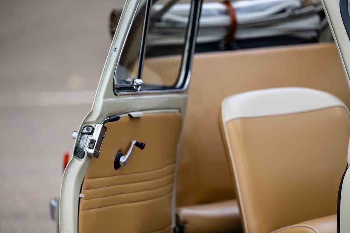 オークションに出品予定の1964年式「フィアット500D トラスフォルマービレ」Gerard Brown(c)2026 Courtesy of RM Sotheby's