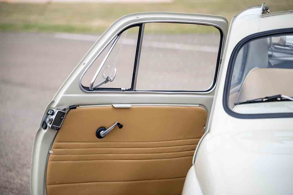 オークションに出品予定の1964年式「フィアット500D トラスフォルマービレ」Gerard Brown(c)2026 Courtesy of RM Sotheby's