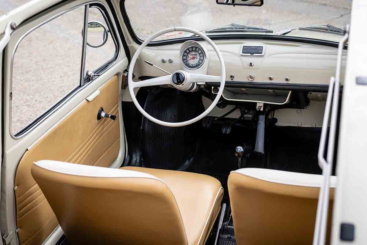 オークションに出品予定の1964年式「フィアット500D トラスフォルマービレ」Gerard Brown(c)2026 Courtesy of RM Sotheby's
