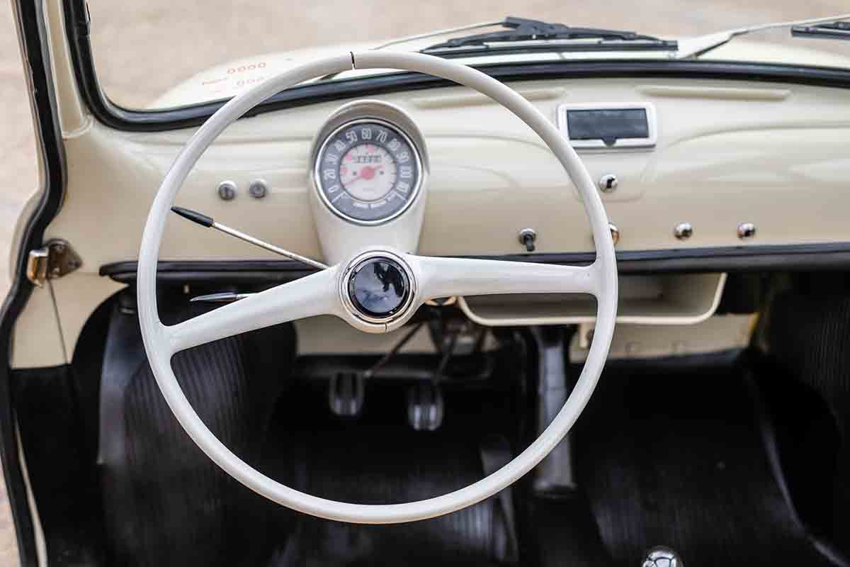 オークションに出品予定の1964年式「フィアット500D トラスフォルマービレ」Gerard Brown(c)2026 Courtesy of RM Sotheby's