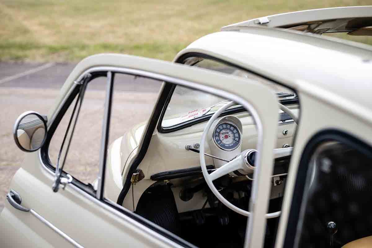 オークションに出品予定の1964年式「フィアット500D トラスフォルマービレ」Gerard Brown(c)2026 Courtesy of RM Sotheby's