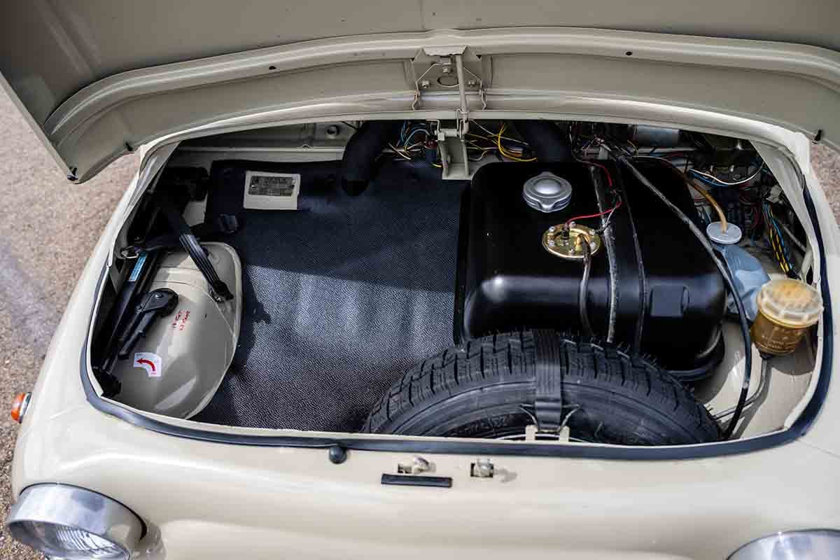 オークションに出品予定の1964年式「フィアット500D トラスフォルマービレ」Gerard Brown(c)2026 Courtesy of RM Sotheby's
