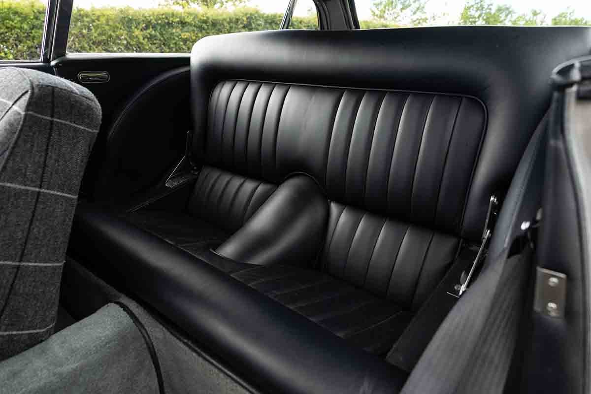 オークションに出品予定の1966年式アストンマーティン「DB5 シューティングブレーク by ラドフォード」Tom Gidden(c)2026 Courtesy of RM Sotheby's