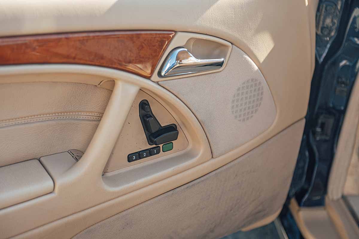 オークションに出品予定の1999年式「メルセデス・ベンツSL ブラバス 7.3S V12」Loic Kernen(c)2026 Courtesy of RM Sotheby's