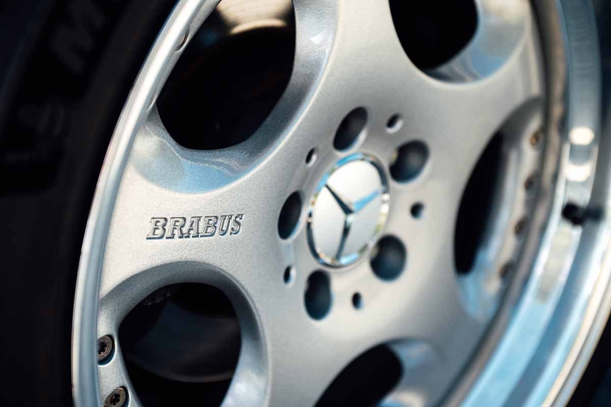 オークションに出品予定の1999年式「メルセデス・ベンツSL ブラバス 7.3S V12」Loic Kernen(c)2026 Courtesy of RM Sotheby's