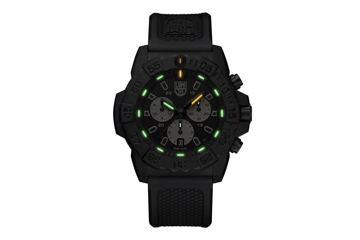 “Luminox Light Technology（LLT）”により、暗闇や低照度環境でも瞬時に時刻を確認することができる