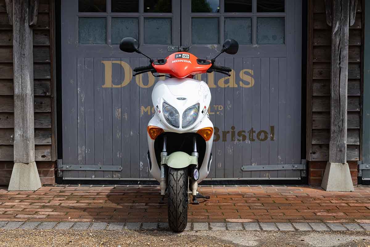 オークションに出品予定の2003年式「ホンダSZX50 BARホンダF1パドックスクーター」Simon Clay(c)2026 Courtesy of RM Sotheby's