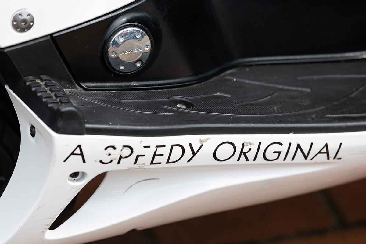 オークションに出品予定の2003年式「ホンダSZX50 BARホンダF1パドックスクーター」Simon Clay(c)2026 Courtesy of RM Sotheby's