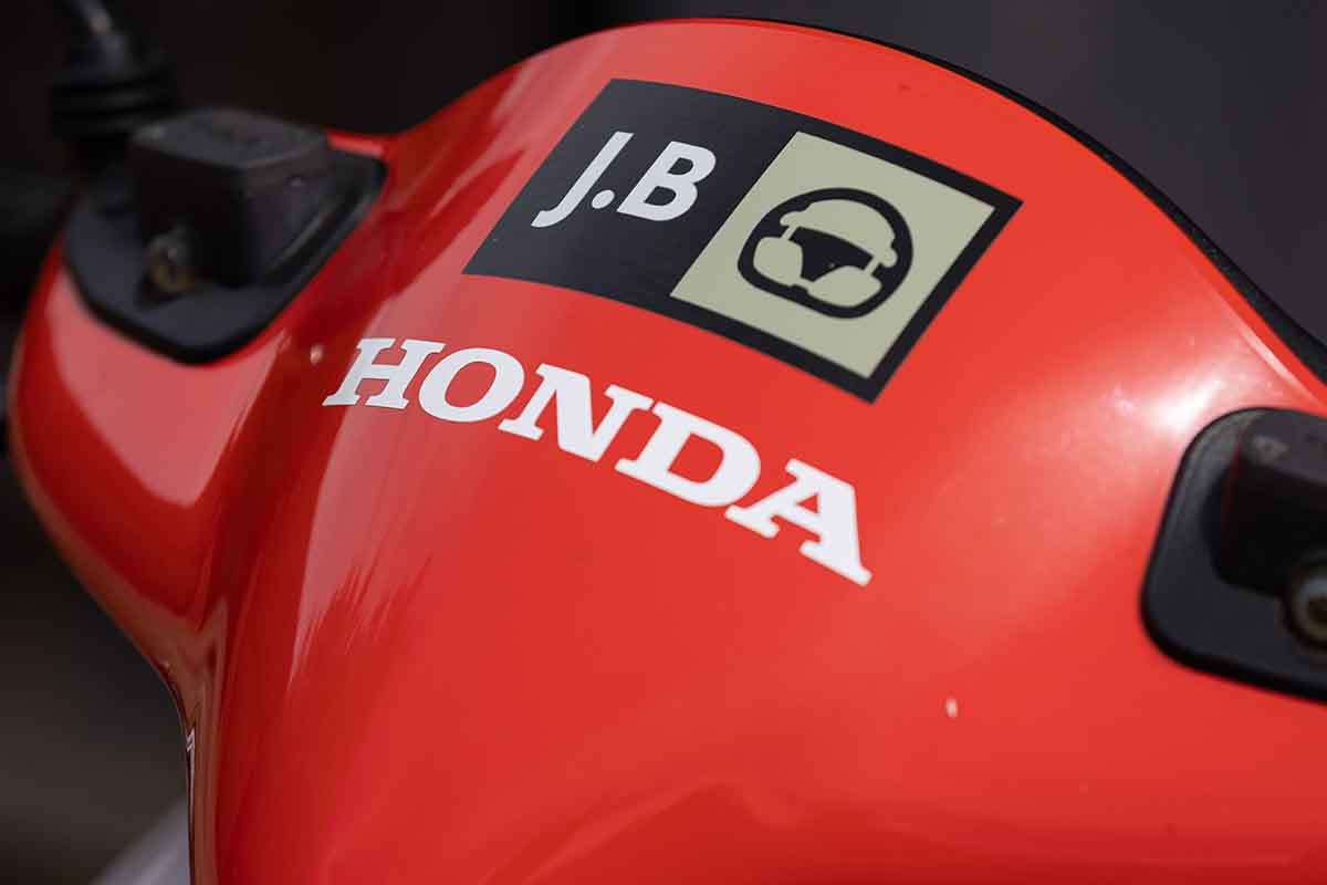 オークションに出品予定の2003年式「ホンダSZX50 BARホンダF1パドックスクーター」Simon Clay(c)2026 Courtesy of RM Sotheby's