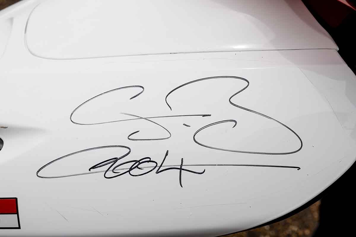 J.バトン選手のサイン入りSimon Clay(c)2026 Courtesy of RM Sotheby'sオークションに出品予定の2003年式「ホンダSZX50 BARホンダF1パドックスクーター」Simon Clay(c)2026 Courtesy of RM Sotheby's