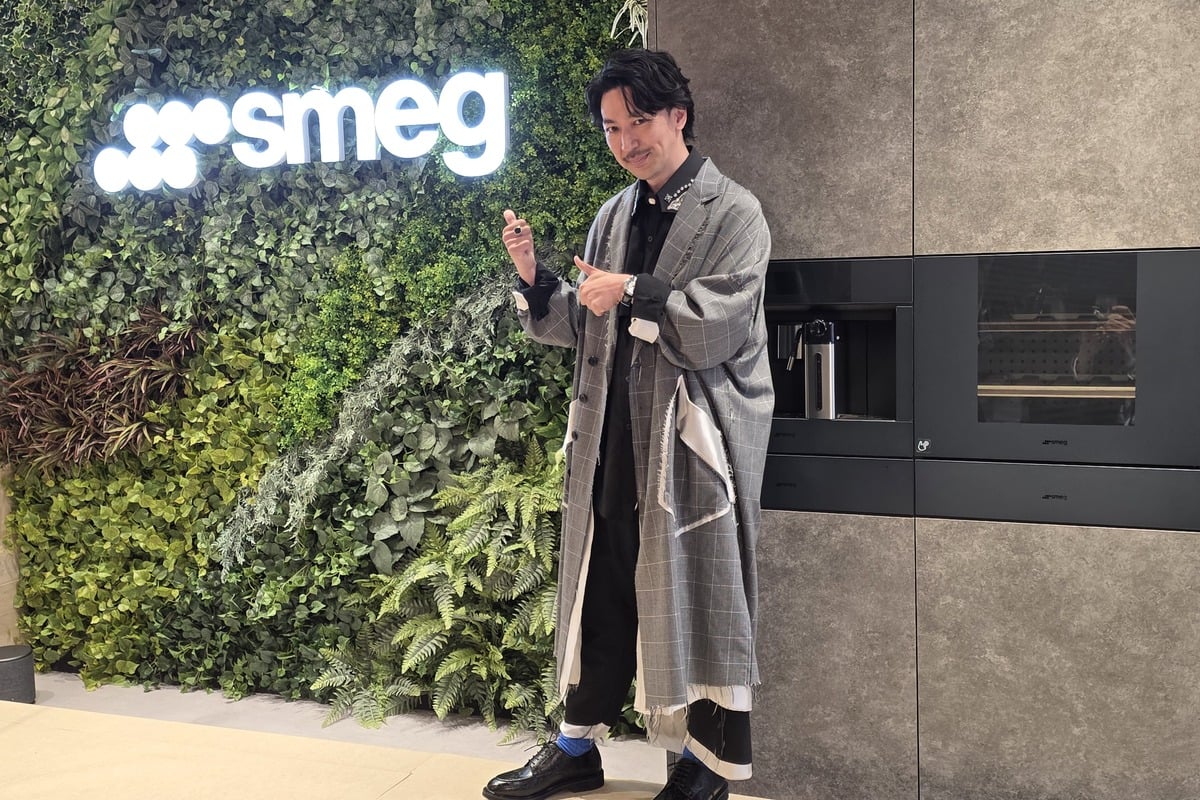 Smegのロゴを背景に登場したアンバサダーのTAKAHIRO氏。自身もSmegのケトルやトースター、小型冷蔵庫などを愛用していると語り、ブランドの魅力を発信していく
