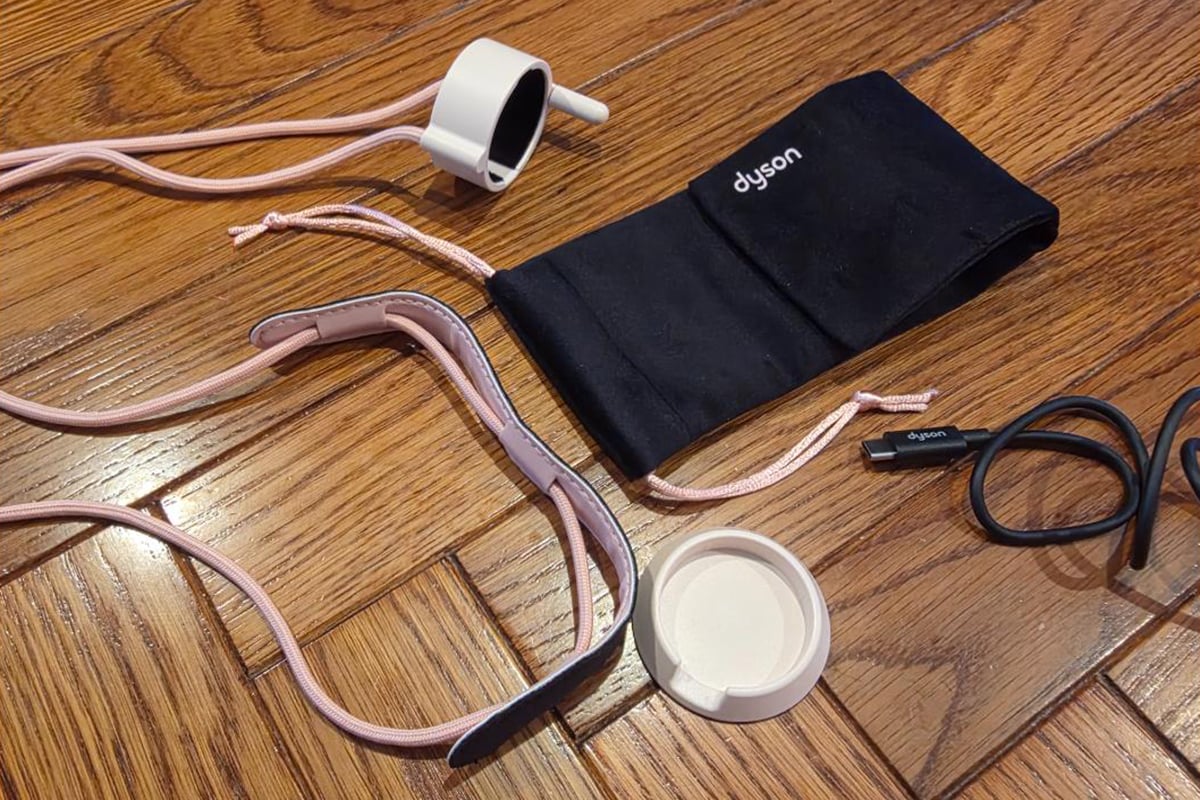 付属品は、ネックストラップ、充電スタンド、トラベルポーチ、USB-Cケーブルなど。ストラップやポーチにもロゴが入り、細部まで“持ち物としての満足感”を高めている