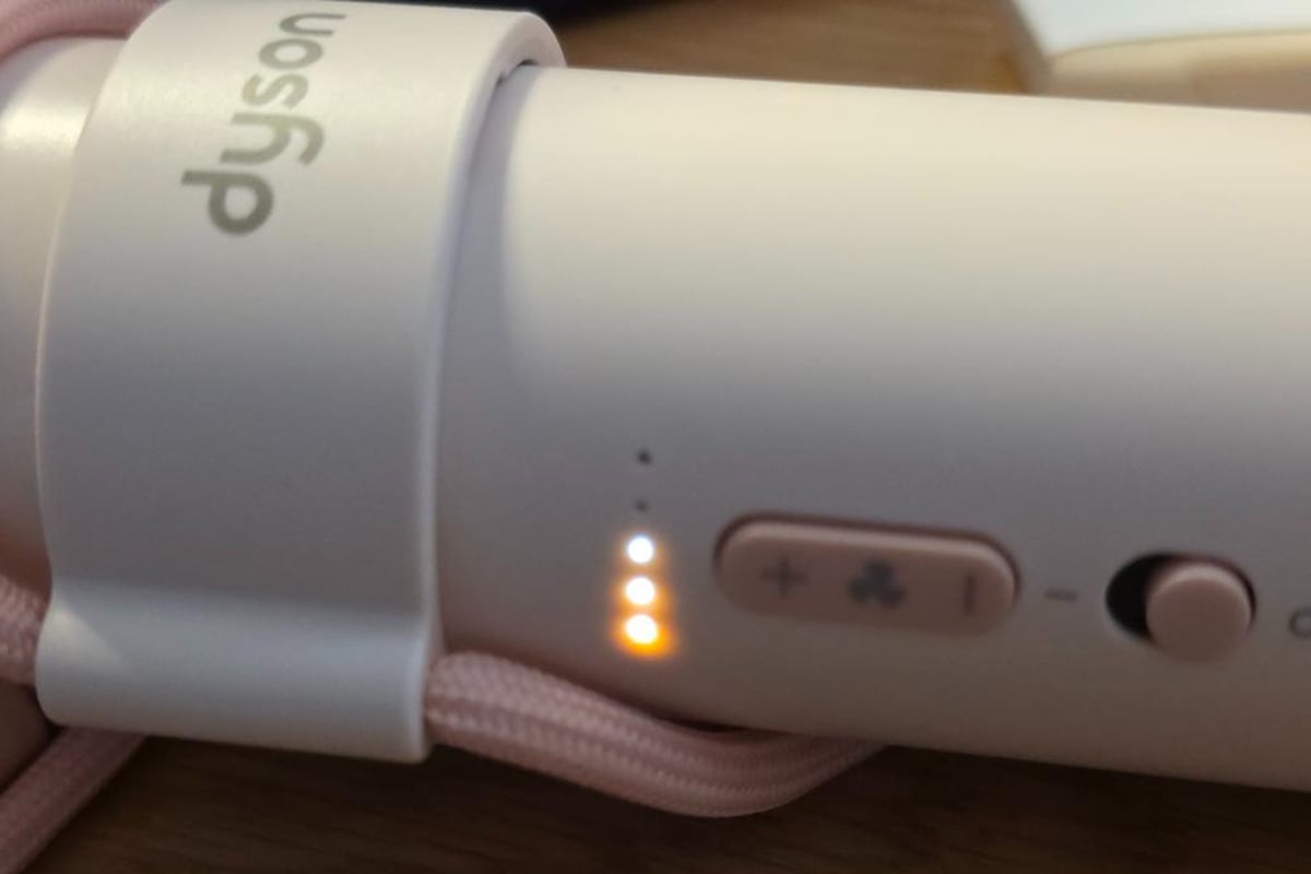 風量表示を兼ねるLEDインジケーターは、充電時にはバッテリー残量の目安も表示。USB-C充電に対応する。フル充電は約3時間で最大６時間駆動