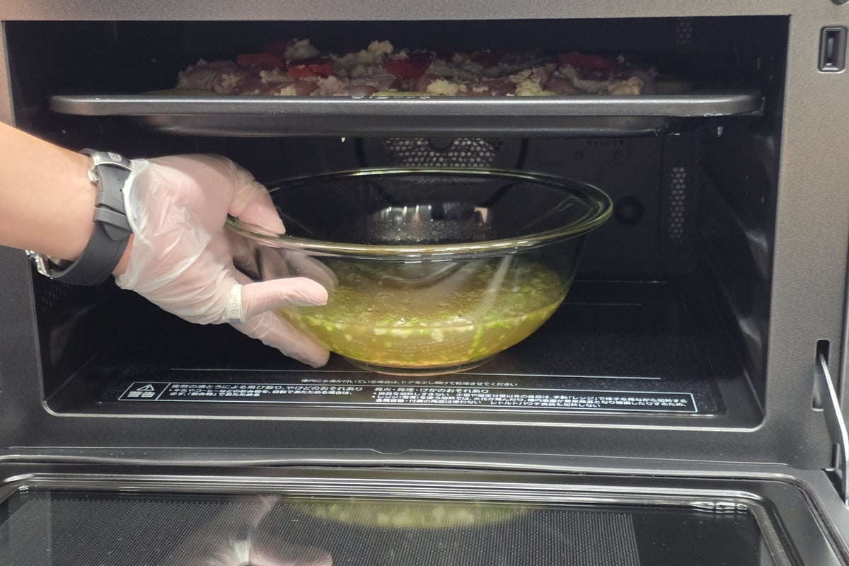 「おまかせグリル&スープ」では、上段のヒートグリル皿で主菜を焼き上げながら、庫内下のボウルでスープを同時に調理。コンロの前に立ち続けずに、メイン料理と汁物を一度に仕上げられるのが大きな特徴だ