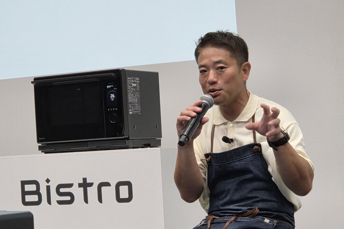 料理家の栗原心平氏が、新「ビストロ」NE-UBS10Eの発表会に登壇。栗原氏は「時短」という言葉に対し、単に工程を省くのではなく、おいしさを損なわずに時間の使い方を変えることが重要だと語り、レンジ調理が帰宅後のライフサイクルを変える可能性を指摘した
