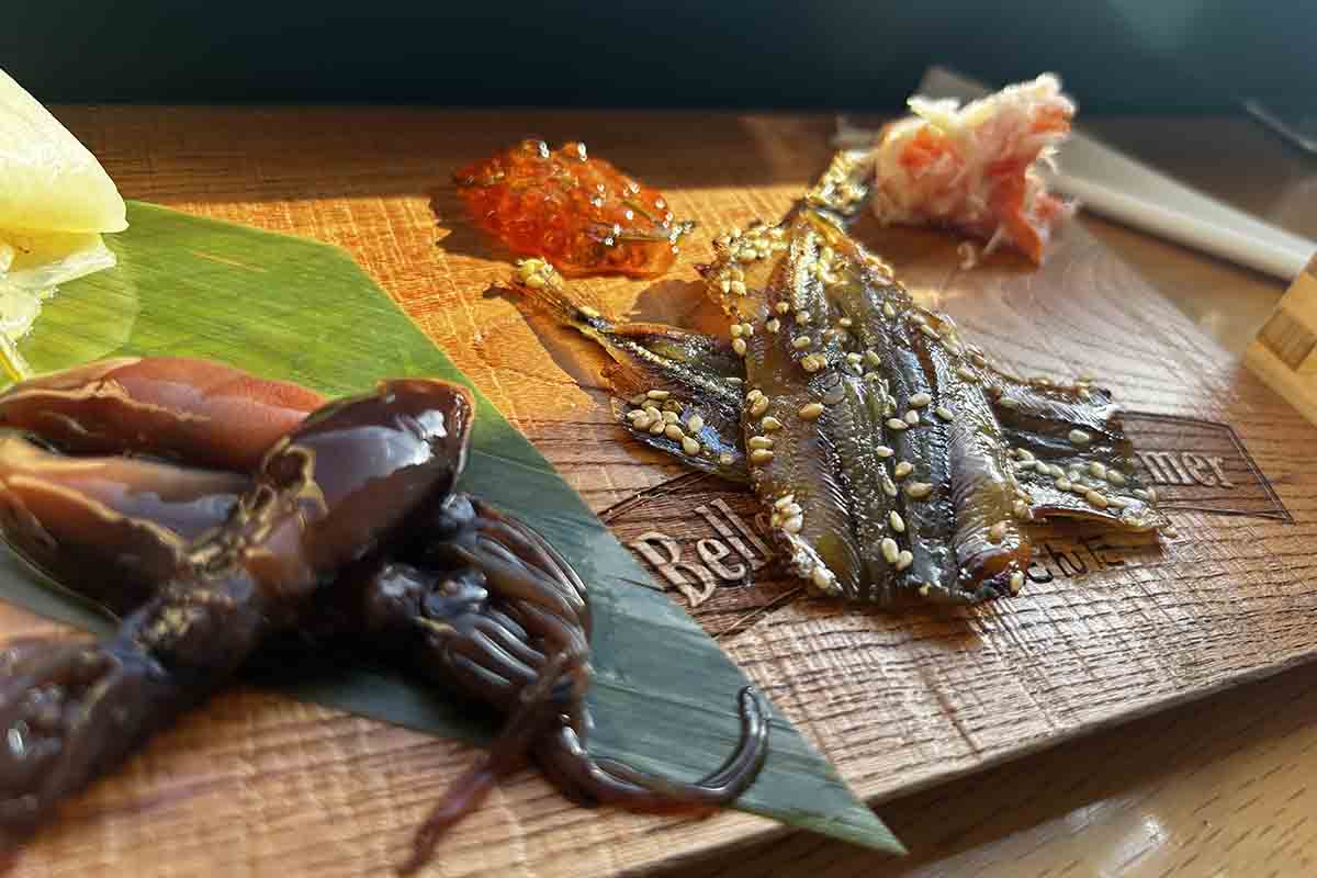 JR西日本の観光列車「べるもんた」の車内で食べられる「ほろ酔いセット」