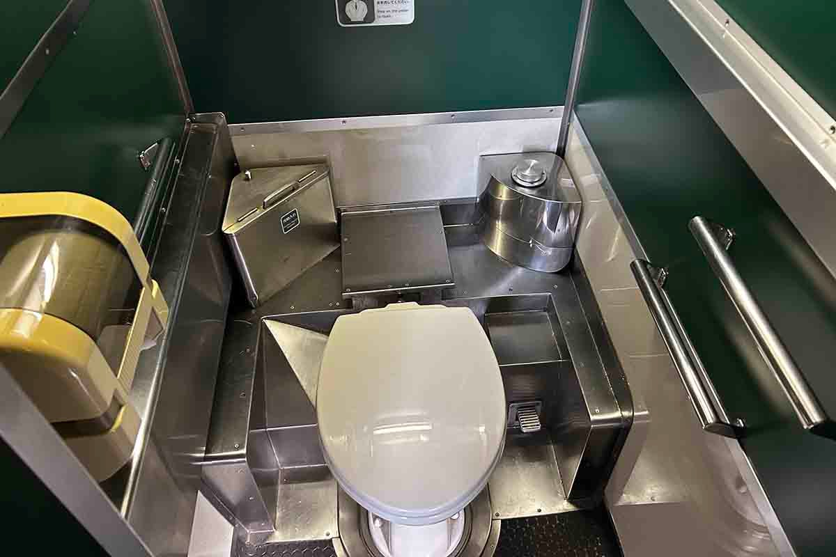 JR西日本の観光列車「べるもんた」の車内