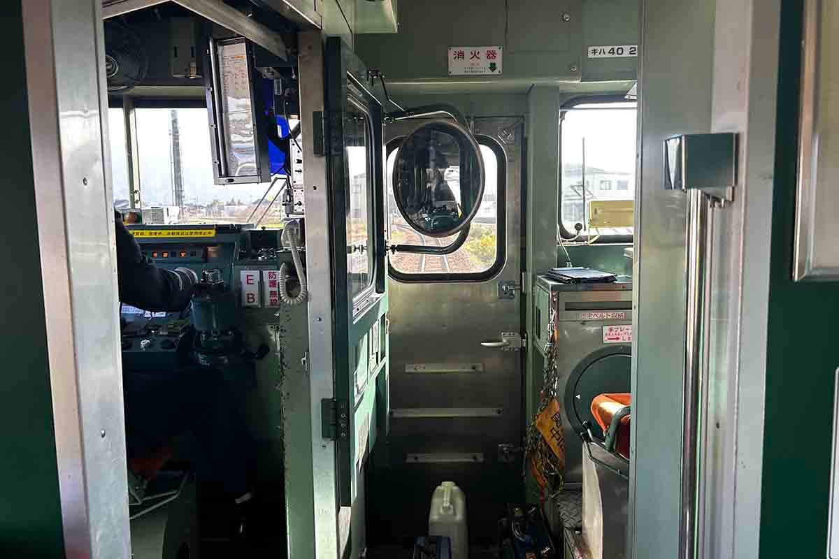JR西日本の観光列車「べるもんた」の車内