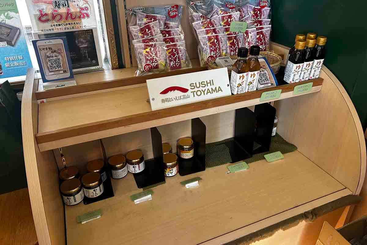 JR西日本の観光列車「べるもんた」の車内