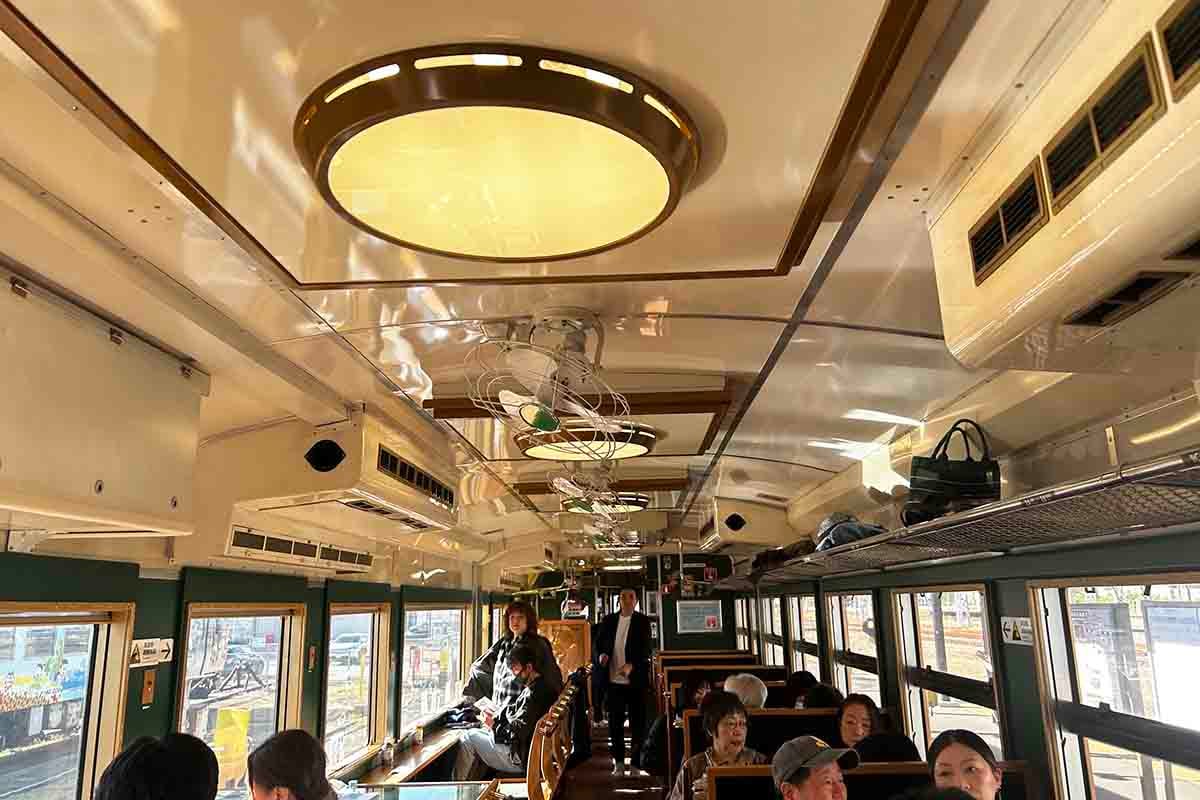 JR西日本の観光列車「べるもんた」の車内