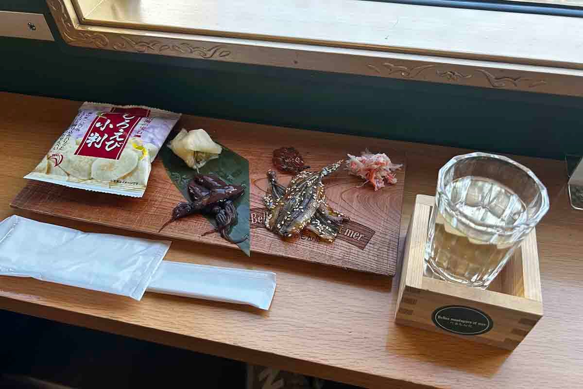 JR西日本の観光列車「べるもんた」の車内で食べられる「ほろ酔いセット」