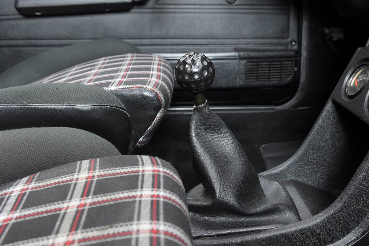 1976年に登場したVW初代「ゴルフGTI」のシフトノブは、ゴルフボールを模したものだった