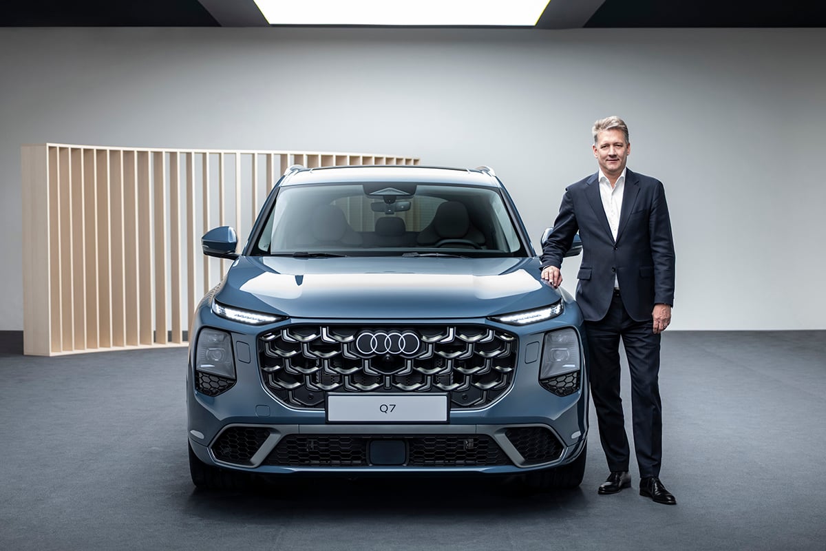 世界初公開されたアウディ新型「Q7」とアウディCEOゲルノート・デルナー氏