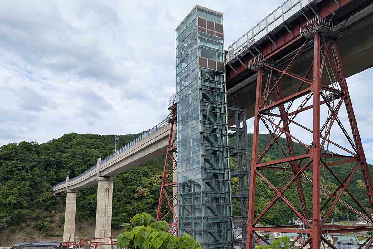 2017年に完成した全面シースルーのエレベーター「あまるべクリスタルタワー」