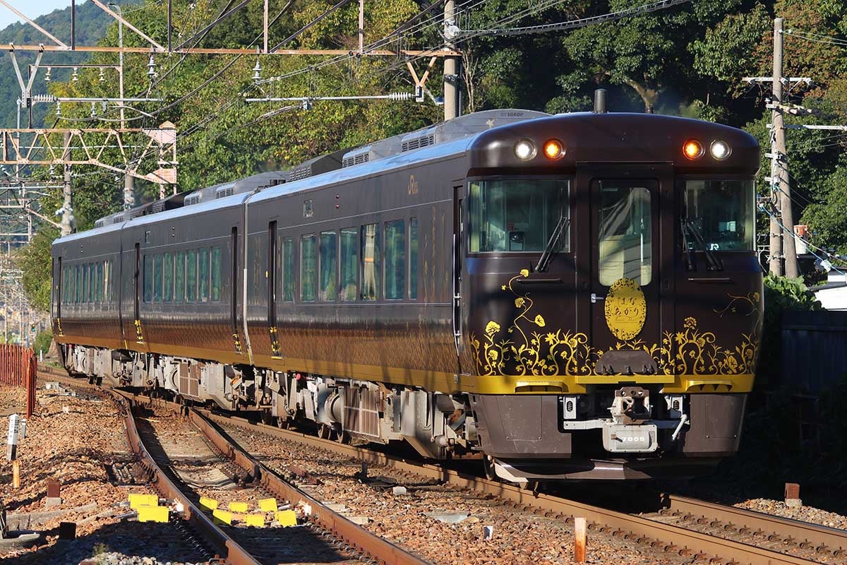 JR西日本の観光列車「はなあかり」