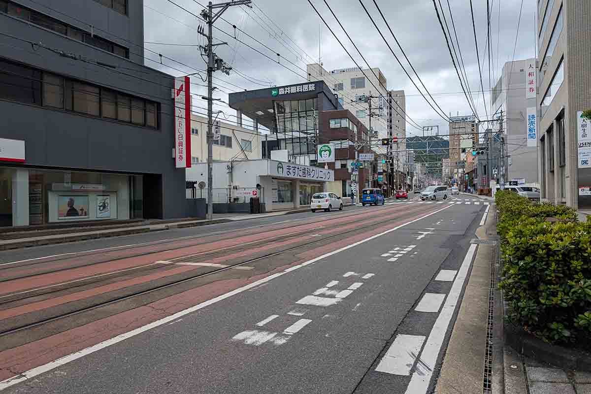 京阪京津線びわ湖浜大津駅と上栄町駅の間は併用軌道を走る