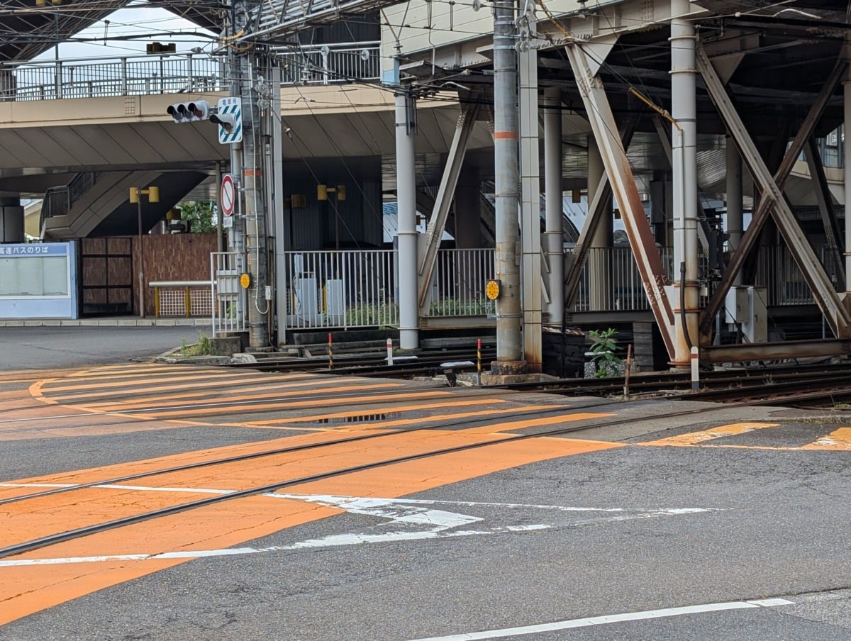 京阪京津線びわ湖浜大津駅と上栄町駅の間は併用軌道を走る